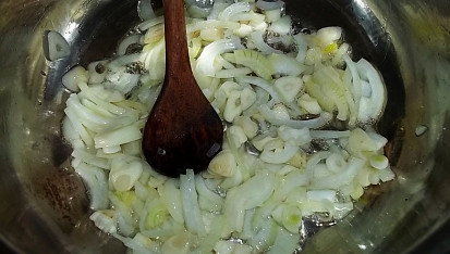Tomatová česnečka, osmažíme cibuli s česnekem