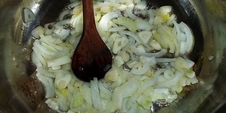 osmažíme cibuli s česnekem