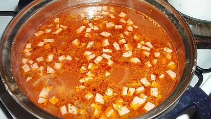 Tomatová česnečka, vaříme...