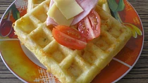 Vafle se sýrem, šunkou a bylinkami