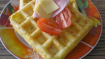 Vafle se sýrem, šunkou a bylinkami