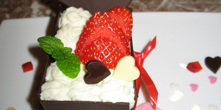 Valentýnský čokoládový dortík s jahodami pro 2