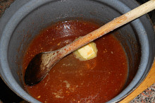 vaříme do polovičního množství, nakonec přidáme kousíček másla, dochutíme hořčicí, solí, pepřem..
