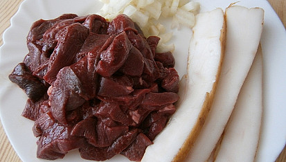 Vepřové slezinky na slanině, část použitých surovin