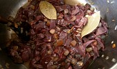 Vepřové slezinky na slanině (dáme zatáhnout slezinku a ve vlastní šťávě dusíme)