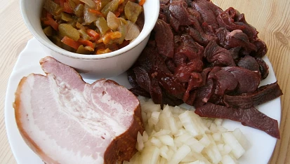Vepřové slezinky na špeku dušené v leču, část použitých surovin