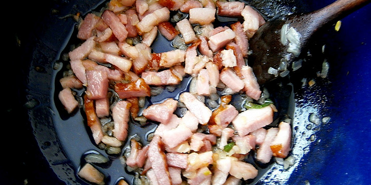 Veselé vepřové jazýčky (na oleji osmahneme špek společně s cibulí)