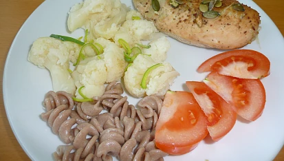 Výborná dietní pečená prsíčka na česneku a cibulce