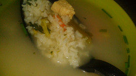 Výborná polévka s rýží, zeleninou, kousky masa a pórkem