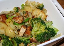 Zapečené brambory s brokolicí a kuřecím masem