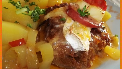 Zapečené mleté překvapení s Hermelínem v rajčatovo-paprikovém přelivu