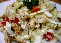 Zeleninový salát s kuřecím masem a kuskusem