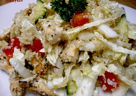 Zeleninový salát s kuřecím masem a kuskusem