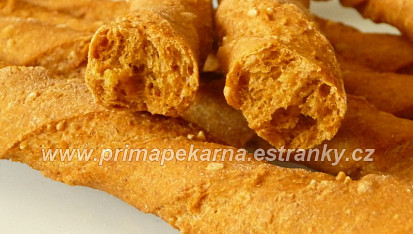 Žížalky (celozrnné paprikové tyčky se sezamem)