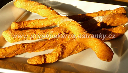Žížalky (celozrnné paprikové tyčky se sezamem)