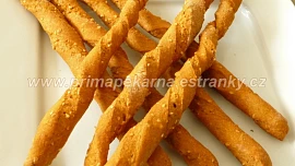 Žížalky (celozrnné paprikové tyčky se sezamem)