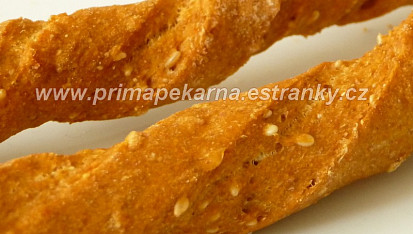 Žížalky (celozrnné paprikové tyčky se sezamem)