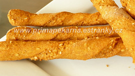 Žížalky (celozrnné paprikové tyčky se sezamem)