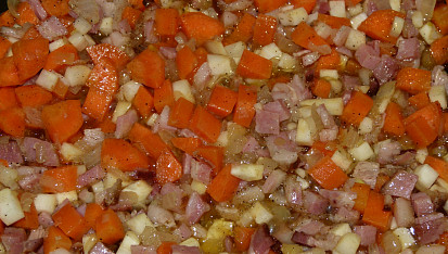 Babiččiny brambory v mrkvi, přidáme mrkev