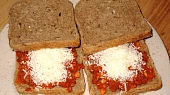 Boloňské toasty se salátem