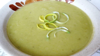 Bramborová polévka s pórkem a la pyré
