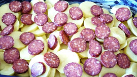 Brambory zapečené se zelím, rýží a klobásou
