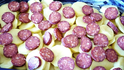 Brambory zapečené se zelím, rýží a klobásou