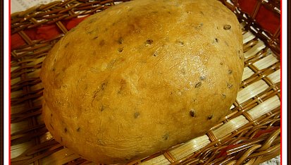Chlebíček malý bochníček, právě vytažený z trouby:-)