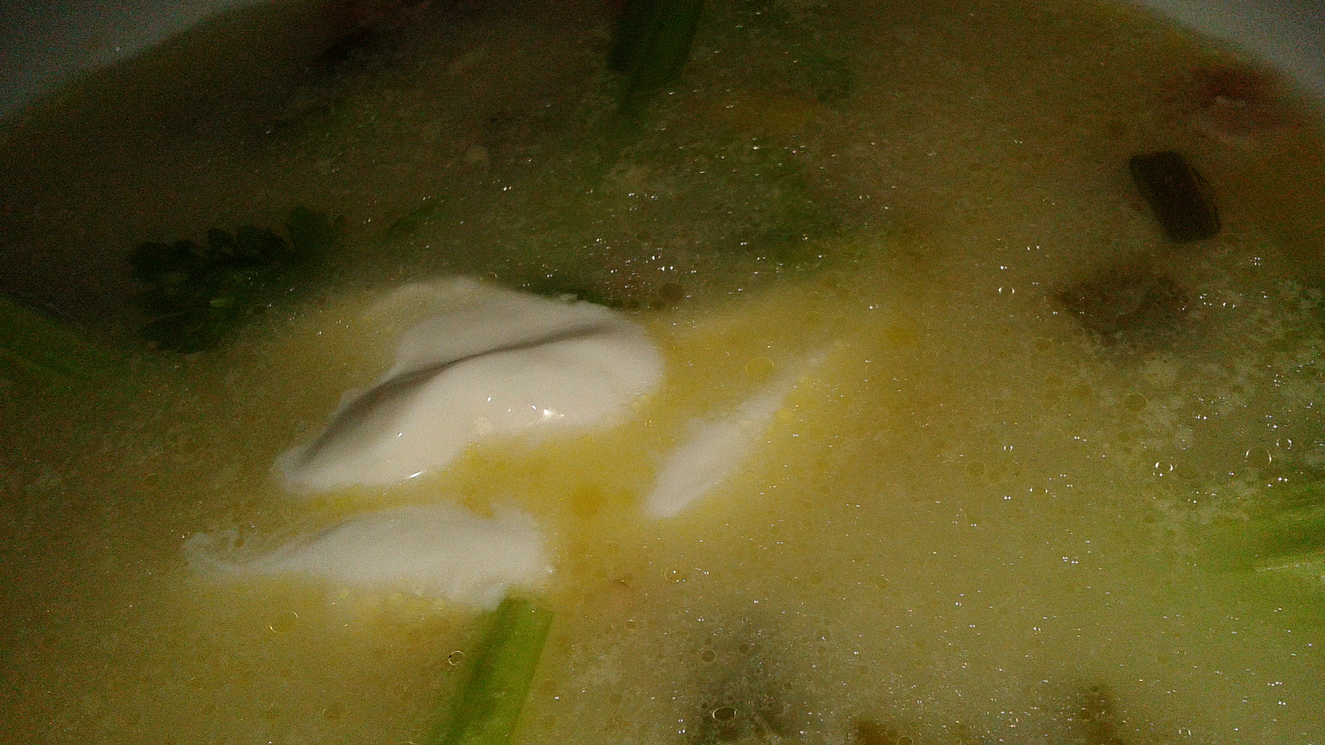 Chřestové polévka krémové konzistence se zakysanou smetanou
