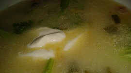 Chřestové polévka krémové konzistence  se zakysanou smetanou