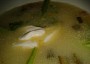 Chřestová polévka krémové konzistence se zakysanou smetanou