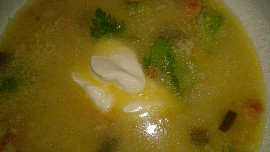 Chřestová polévka krémové konzistence se zakysanou smetanou