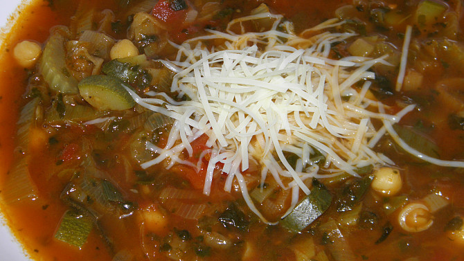 Cizrnová polévka s rajčaty a zeleninou