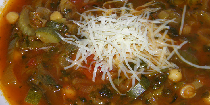 Cizrnová polévka s rajčaty a zeleninou