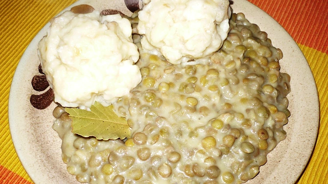 Čočková omáčka s domácím houskovým knedlíkem