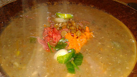 Čočková polévka s uzeninou, zdobená vařenou mrkvičkou a bazalkou