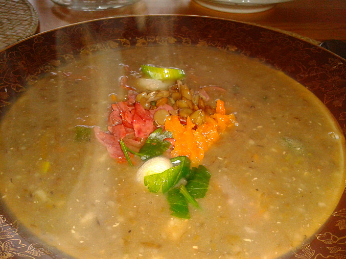 Čočková polévka s uzeninou, zdobená vařenou mrkvičkou a bazalkou