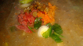 Čočková polévka s uzeninou, zdobená vařenou mrkvičkou a bazalkou