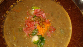 Čočková polévka s uzeninou, zdobená vařenou mrkvičkou a bazalkou