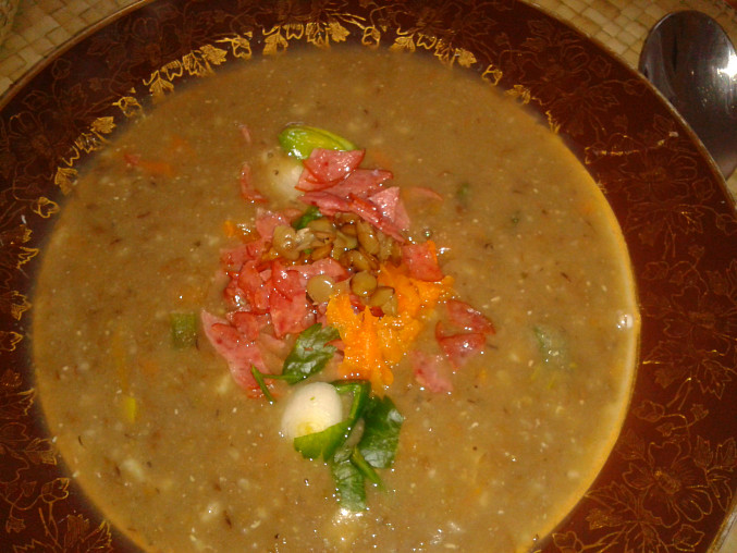 Čočková polévka s uzeninou, zdobená vařenou mrkvičkou a bazalkou