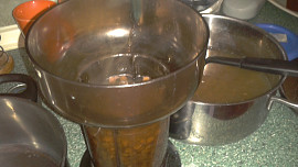 Čočková polévka s uzeninou, zdobená vařenou mrkvičkou a bazalkou