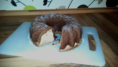 Dvoubarevný tvarohový věnec, s polevou se mi dělat už nechtělo O:-)