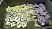 Krkovička na cibulích, česneku a rajčatech s bazalkou, cibule a česnek