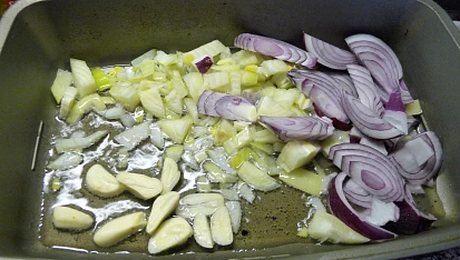 Krkovička na cibulích, česneku a rajčatech s bazalkou, cibule a česnek