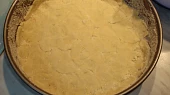 Křupavý ořechový koláč, Těstem vyložíme formu