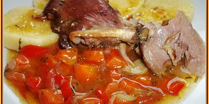 Krůtí maso na červené zelenině s tymiánem