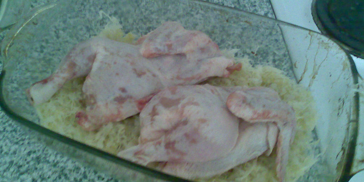 Kuře pečené na kysaném zelí s česnekem