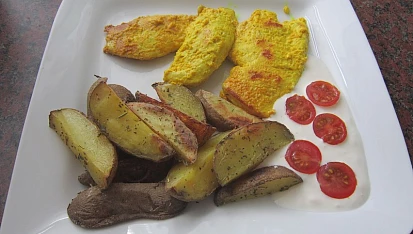 Kuřecí prsa v jogurtu, americké brambory a česnekový dresing