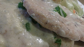 Kuřecí prsíčko s rokfórovým přelivem a zeleninovým rizotkem