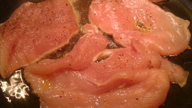 Kuřecí prsíčko s rokfórovým přelivem a zeleninovým rizotkem